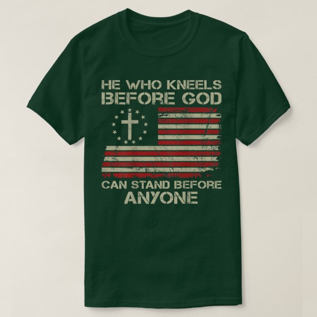 Camiseta El Que Se Arrodilla Antes De Que Dios Pueda Perman (Diseño del anverso)