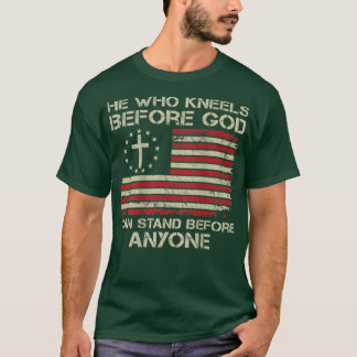 Camiseta El Que Se Arrodilla Antes De Que Dios Pueda Perman