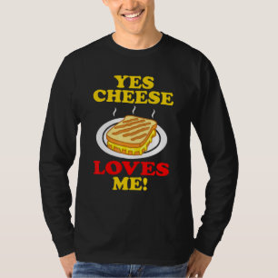 Camiseta El queso me ama a mí un sándwich asado gráfico