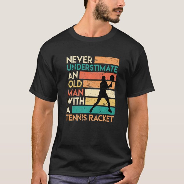 Camiseta El Retro Nunca Subestima La Raqueta De Tenis De Un (Anverso)