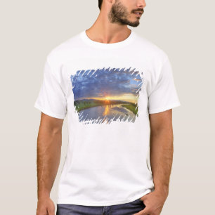 Camiseta El río Powder atrapa la última luz en Custer