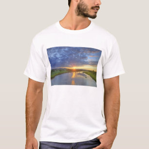 Camiseta El río Powder atrapa la última luz en Custer