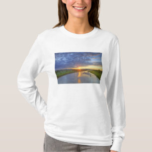 Camiseta El río Powder atrapa la última luz en Custer