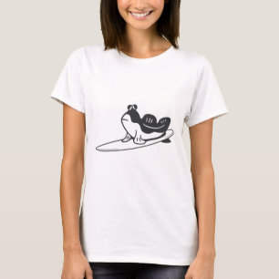 Camiseta El saltarín del fango está surfeando. Diseño minim