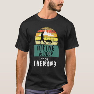 Camiseta El Senderismo Y Los Perros Son Mi Terapia Y El Dog