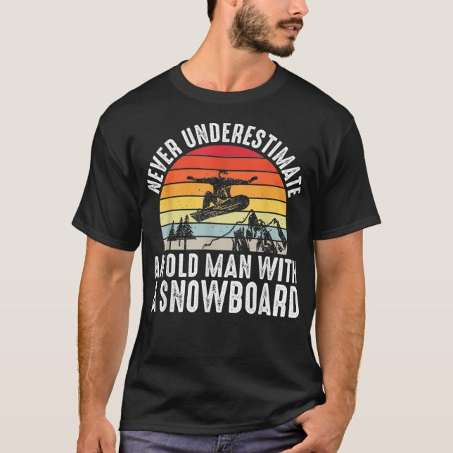 Camiseta El Snowboard Nunca Subestima A Un Viejo Con Un Hom (Anverso)