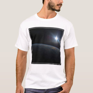Camiseta El Sol se pone sobre el horizonte de la Tierra.