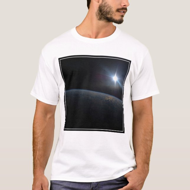 Camiseta El Sol se pone sobre el horizonte de la Tierra. (Anverso)