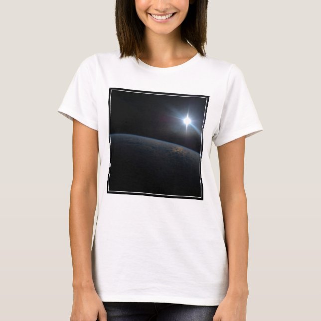 Camiseta El Sol se pone sobre el horizonte de la Tierra. (Anverso)