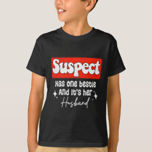 Camiseta El sospechoso tiene un solo amigo y es su marido g