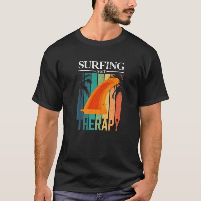 Camiseta El Surf Es Mi Terapia Retro Fin Longboard (Anverso)