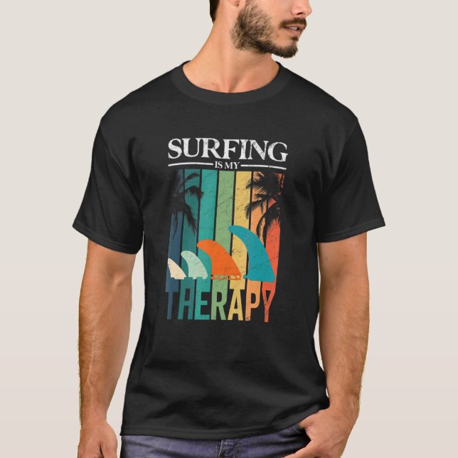 Camiseta El Surf Es Mi Terapia Retro Fins Surfboard (Anverso)