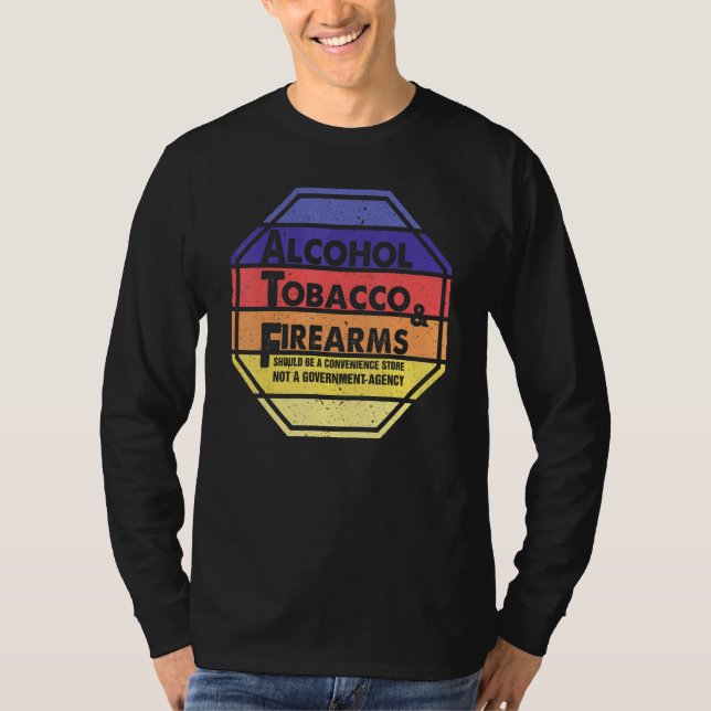 Camiseta El Tabaco Con Alcohol Y Las Armas De Fuego Debería (Anverso)