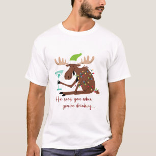 Camiseta Él te ve cuando bebes divertido reno de Navidad