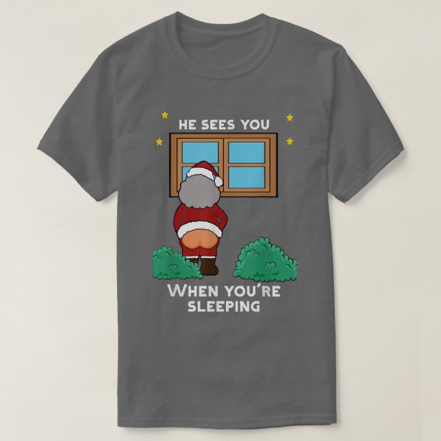 Camiseta Él Te Ve Cuando Dormes Navidades Fea Swe (Diseño del anverso)
