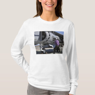 Camiseta El técnico del combustible de aviación ata una