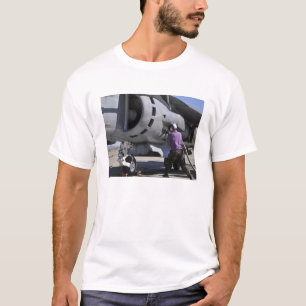 Camiseta El técnico del combustible de aviación ata una