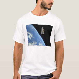 Camiseta El telescopio espacial de Hubble con una tierra