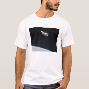 Camiseta El telescopio espacial de Hubble en órbita sobre
