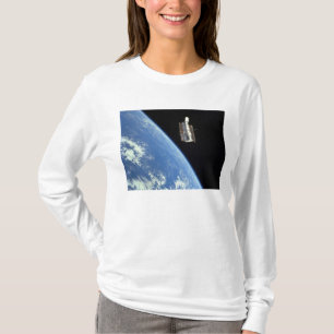 Camiseta El telescopio espacial Hubble con una tierra azul