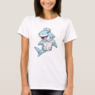 Camiseta El tiburón como enfermera con abrigo