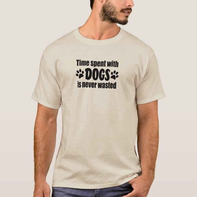 Camiseta El Tiempo Pasado Con Perros Nunca Se Desperdicia (Anverso)