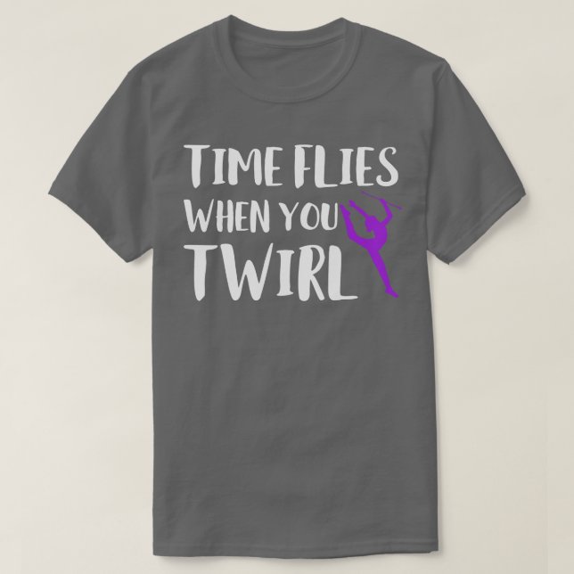 Camiseta El Tiempo Viene Cuando Se Twirny Baton Twirling 2 (Diseño del anverso)