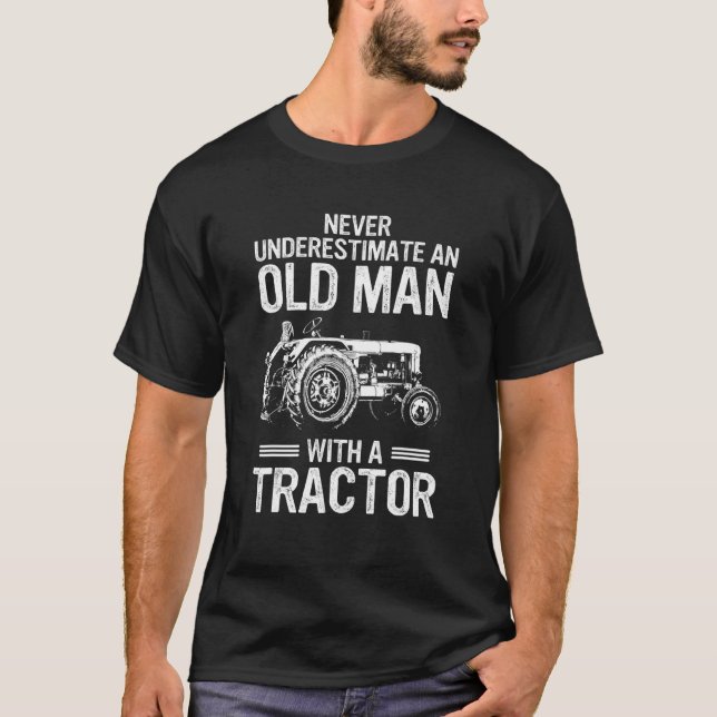 Camiseta El Tractor De Hombres Nunca Subestima A Un Viejo C (Anverso)