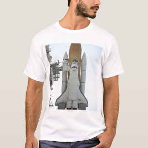 Camiseta El transbordador espacial Atlantis se sienta en la
