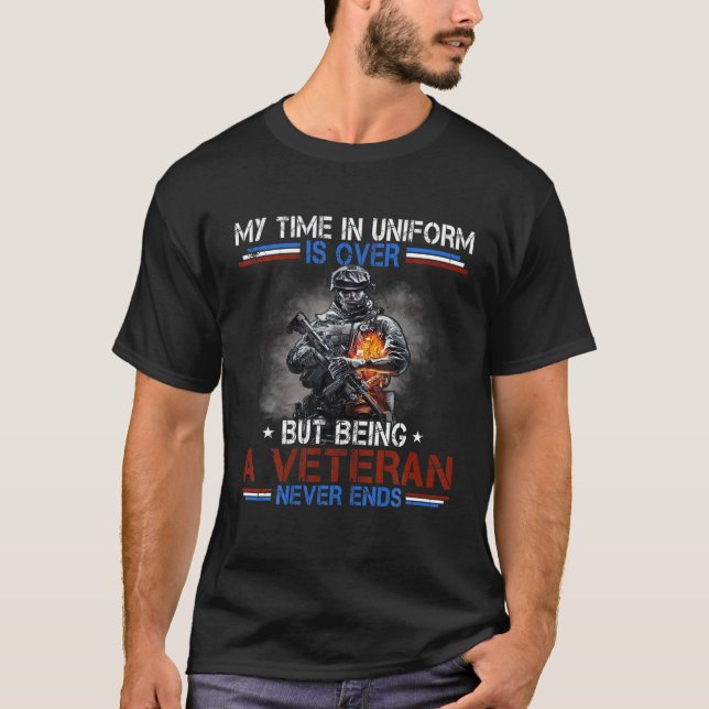 Camiseta El Uniforme Ha Terminado Pero Ser Veterano Nunca T (Anverso)