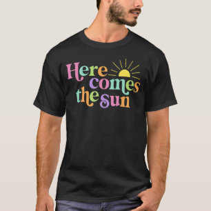 Camiseta El Verano Aquí Viene El Desi Gráfico Del Sol Cute 