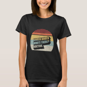 Camiseta El viejo retro Knock Knock quien está allí Médico