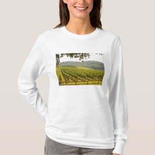Camiseta El viñedo y un valle con un bosque -