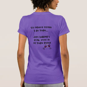 Camiseta El vino de la bebida en mis pantalones de la yoga