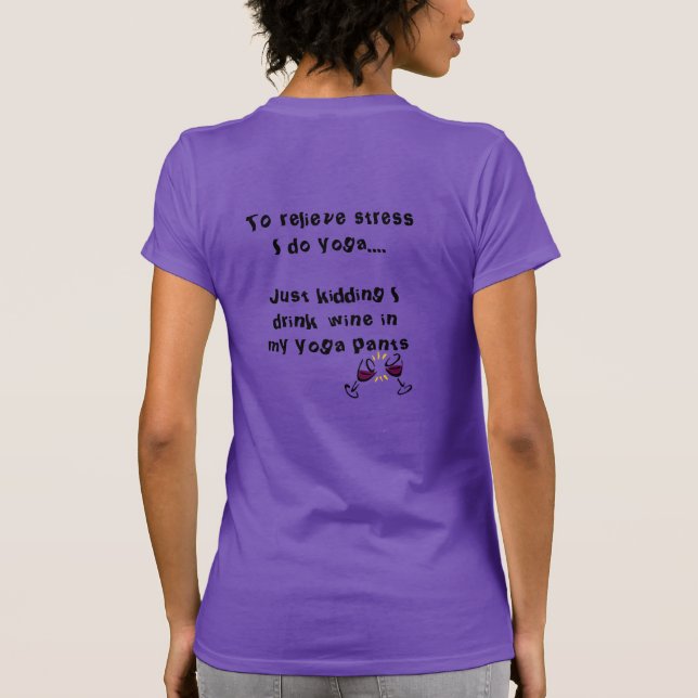 Camiseta El vino de la bebida en mis pantalones de la yoga (Reverso)