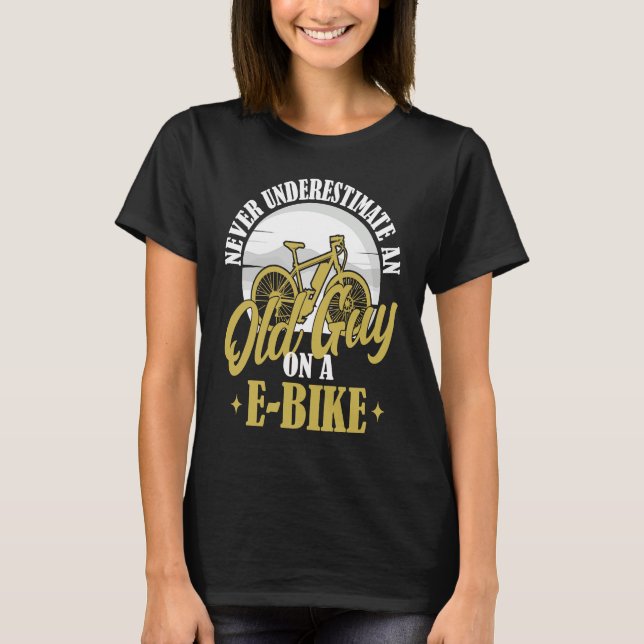 Camiseta Electric Biker Never Underestimate An Old Man On A (Anverso)