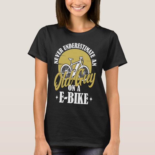 Camiseta Electric Biker Never Underestimate An Old Man On A (Anverso)