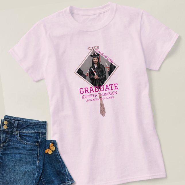 Camiseta Elegant Pink Girly Graduate Photo School Name (Subido por el creador)