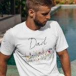 Camiseta Elegante Baby Shower Wildflower Meadow Dad<br><div class="desc">Celebra ser un padre con esta elegante camiseta de ducha de bebé de Wildflower Meadow Dad. La camiseta muestra a "papá" en un guión negro escrito a mano con una extraña variedad de flores silvestres en hermosos tonos rosa, amarillo, púrpura, azul y verde. La acuarela de la flor silvestre Dad...</div>