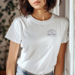 Camiseta Elegante Club de Bach Blanco Bachelorette<br><div class="desc">Cómodo, clásico y sin esfuerzo genial — este suéter blanco presenta un refinado escudo "Bach Club", perfecto para un fin de semana de soltera con temática de club campestre. Ideal para días de viaje, para descansar junto a la piscina o para descansar con mimosas. Totalmente editable: personaliza el nombre, la...</div>