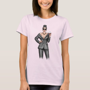 Camiseta Elegante jefa en traje gris de poder con vino tint