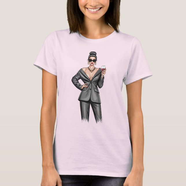 Camiseta Elegante jefa en traje gris de poder con vino tint (Anverso)