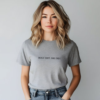 Camiseta Elegante Mierda Sagrada Gris. Ella Hizo Eslogan