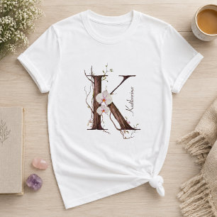 Camiseta Elegante Monograma "K" con Orquídeas y Enredaderas