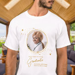 Camiseta Elegante Personalizado de graduación Moda Graduado<br><div class="desc">¡Felicitaciones por la graduación de su hijo! Como madre orgullosa, mereces mostrar tu amor y apoyo con una camiseta personalizada. Este elegante diseño moderno de moda cuenta con un marco de fotos de estrellas doradas que muestra tu foto favorita de tu graduado. Ya sea de secundaria, universidad o universidad, esta...</div>
