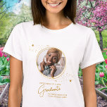 Camiseta Elegante Personalizado de Graduación Moda Oro Foto<br><div class="desc">¡Felicitaciones por la graduación de su hijo! Como madre orgullosa, mereces mostrar tu amor y apoyo con una camiseta personalizada. Este elegante diseño moderno de moda cuenta con un marco de fotos de estrellas doradas que muestra tu foto favorita de tu graduado. Ya sea de secundaria, universidad o universidad, esta...</div>