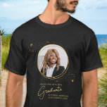 Camiseta Elegante Personalizado Graduado Foto Graduación de<br><div class="desc">¡Felicitaciones por la graduación de su hijo! Como madre orgullosa, mereces mostrar tu amor y apoyo con una camiseta personalizada. Este elegante diseño moderno de moda cuenta con un marco de fotos de estrellas doradas que muestra tu foto favorita de tu graduado. Ya sea de secundaria, universidad o universidad, esta...</div>