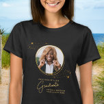 Camiseta Elegante Personalizado Graduado Foto Graduación de<br><div class="desc">¡Felicitaciones por la graduación de su hijo! Como madre orgullosa, mereces mostrar tu amor y apoyo con una camiseta personalizada. Este elegante diseño moderno de moda cuenta con un marco de fotos de estrellas doradas que muestra tu foto favorita de tu graduado. Ya sea de secundaria, universidad o universidad, esta...</div>