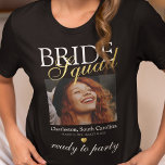 Camiseta Elegante soltera Bride Squad Photo<br><div class="desc">Elegante camiseta de la despedida de soltera con una foto de la novia,  el título "brida squad",  la ubicación,  las fechas,  un corazón dorado y el dicho "listo para el fiesta".</div>