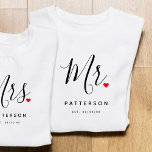 Camiseta Elegante Sr. Personalizado Apellido y Boda de fech<br><div class="desc">El regalo perfecto para que cualquier novio sea, el diseño divertido y moderno cuenta con un elegante guión de tipografía "Mr." con un lindo corazón de amor rojo para todos. El diseño es fácil de personalizar con su apellido y fecha establecida y será el perfecto recuerdo de su día especial....</div>